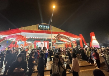 Gian hàng ChinSu - Hàng nghìn lượt khách đổ về Festival Phở 2024 tại Nam Định trong ngày đầu khai mạc.