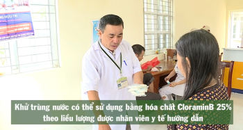 Cán bộ y tế hướng dẫn dùng CloraminB