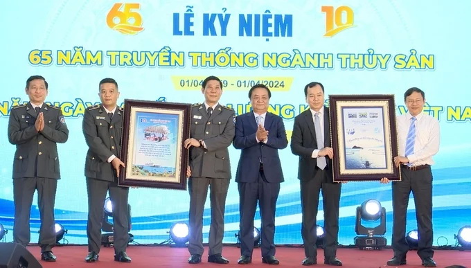 Bộ trưởng Bộ NN-PTNT Lê Minh Hoan tặng quà lưu niệm cho Cục Thủy sản và Cục Kiểm ngư