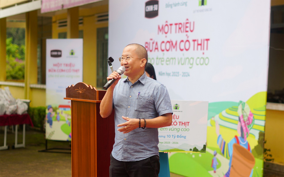 Ông Nguyễn Anh Tú – Phó Chủ tịch Hội đồng quản lý Quỹ kiêm Giám đốc Quỹ Trò nghèo vùng cao chia sẻ tại Lễ khai giảng.