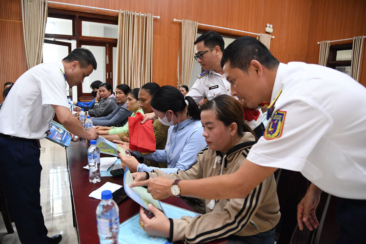 Bộ Tư lệnh Vùng Cảnh sát biển 2 tuyên truyền chống khai thác IUU cho ngư dân đảo Lý Sơn, tỉnh Quảng Ngãi
