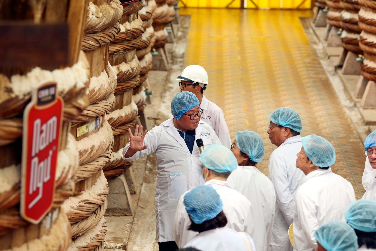 Khách mời tham quan không gian nhà ủ chượp Masan
