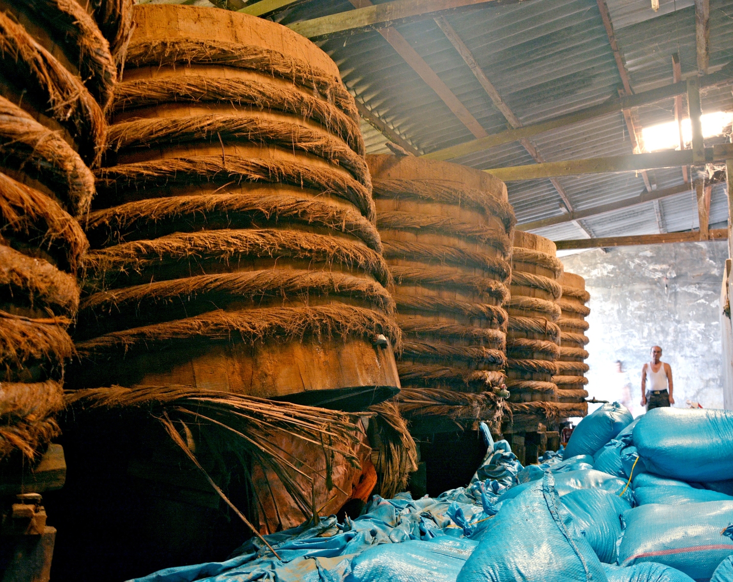 Vùng sản xuất nước mắm Phan Thiết điêu đứng vì lũ “nuốt” muối và hàng vạn lít nước mắm