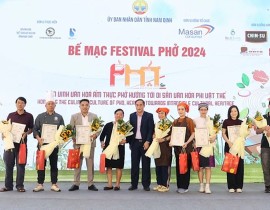 Hinh-anh-be-mac-01.jpg