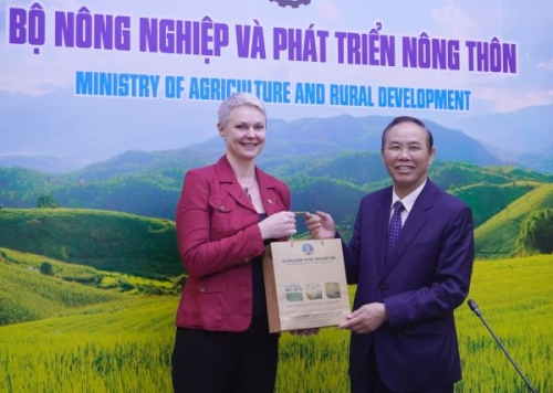 Thứ trưởng Phùng Đức Tiến tặng quà Bà Hilde Solbakken – Đại sứ đặc mềnh toàn quyền Nauy tại Việt Nam