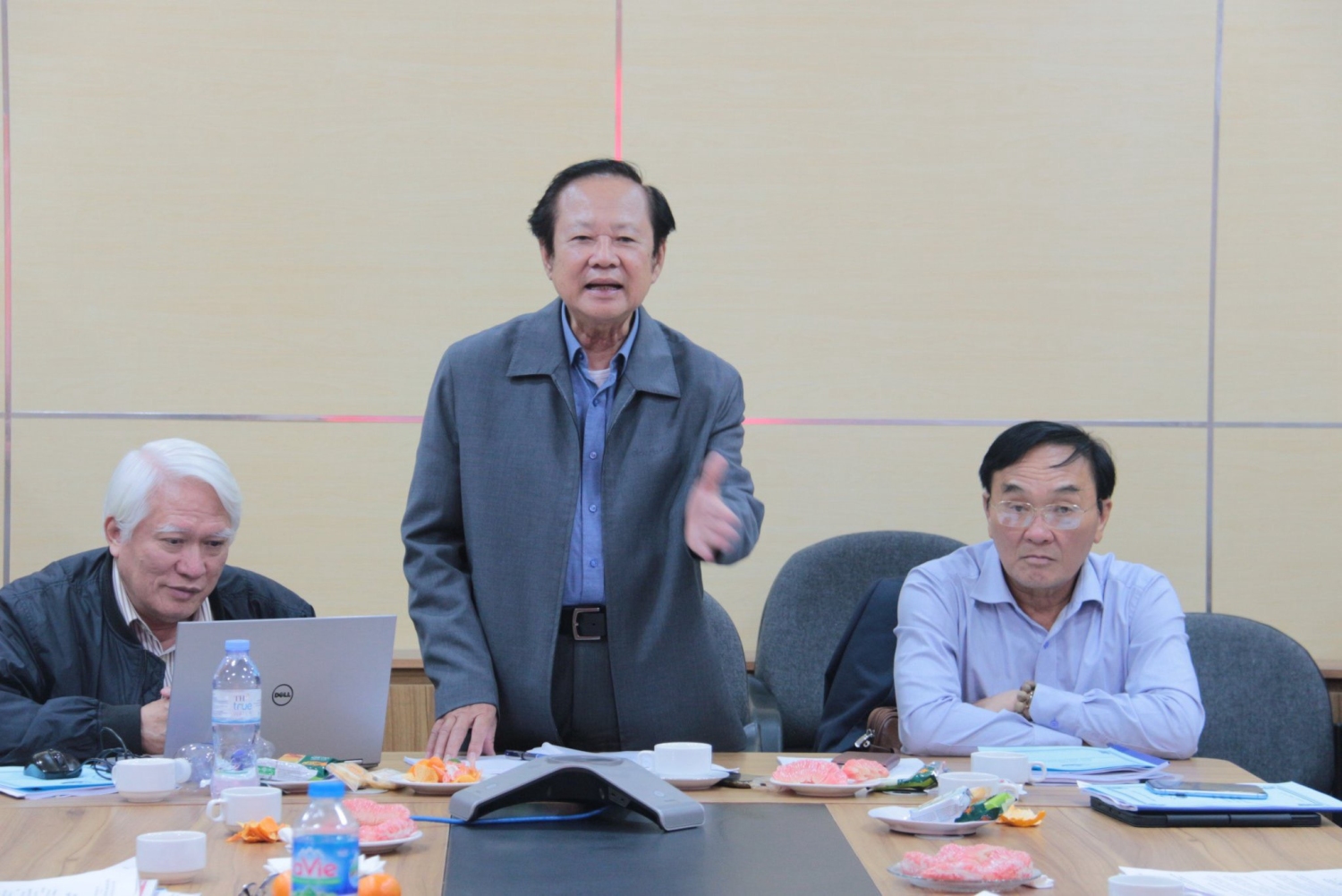 Ông Nguyễn Việt Thắng Chủ tịch Hội Thủy sản Việt Nam phát biểu điều hành hội nghị.