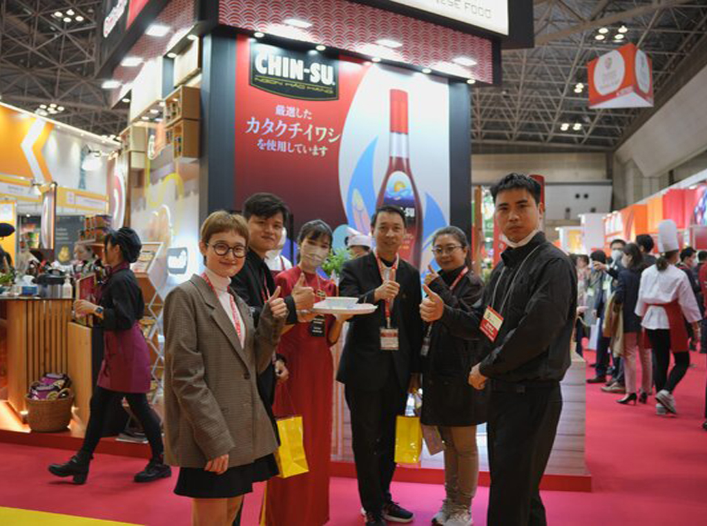 Khách tham dự triển lãm tại Nhật Bản hào hứng dùng thử sản phẩm nước mắm Chin-su.