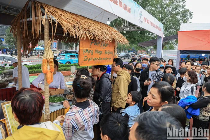 Quầy Phở ngô Hà Giang vẫn đông kín khách trong suốt 3 ngày Festival.