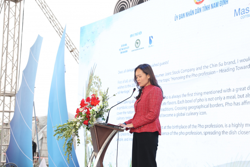 Bà Đinh Hồng Vân – Giám đốc Marketing cấp cao