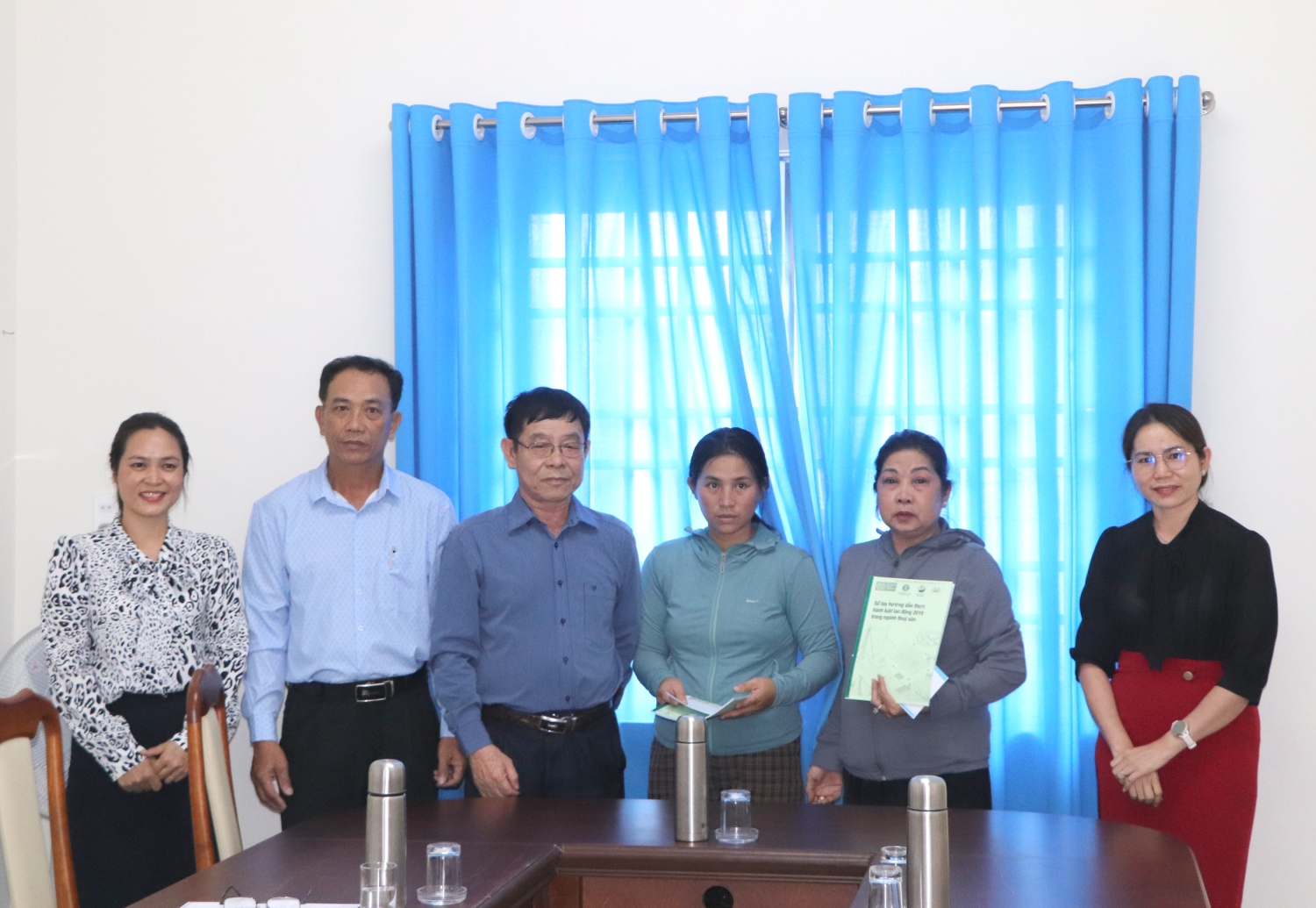 Đại diện Hội Thủy sản TPHCM trao tiền hỗ trợ cho các chủ tàu cá 2