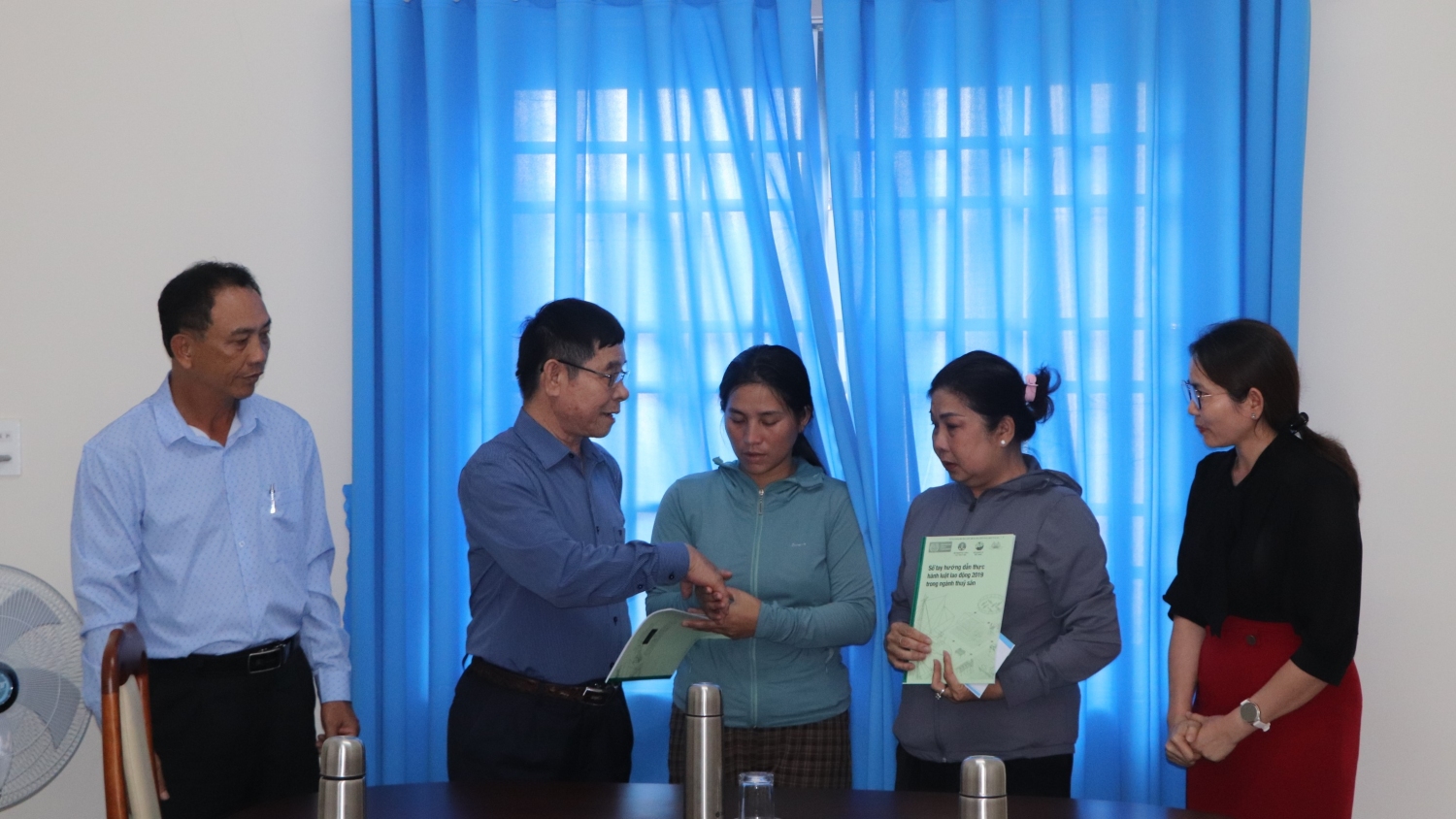 Đại diện Hội Thủy sản TPHCM trao tiền hỗ trợ cho các chủ tàu cá