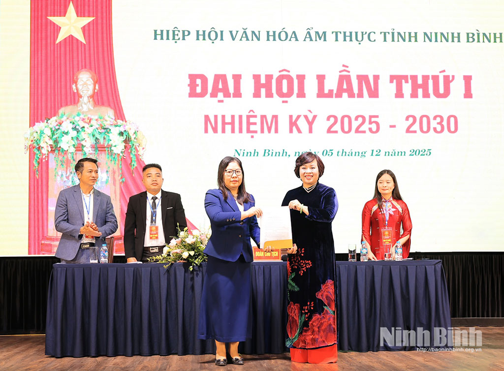 Đại diện Sở Nội vụ trao Quyết định