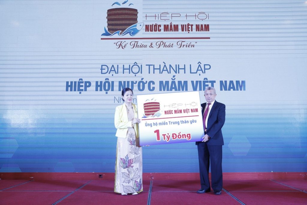 Tại Đại hội thành lập, Hiệp hội Nước mắm Việt Nam đã trao tặng đồng bào miền Trung bị lũ lụt 01 tỷ đồng thông qua Mặt trận Tổ quốc Việt Nam