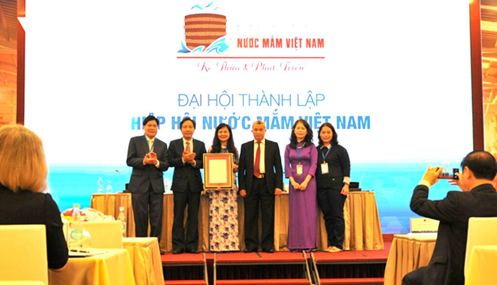 Ông Trần Anh Tuấn, Thứ trưởng Bộ Nội vụ trao quyết định thành lập Hiệp hội Nước mắm Việt Nam tại Đại hội ngày 27/10/2020