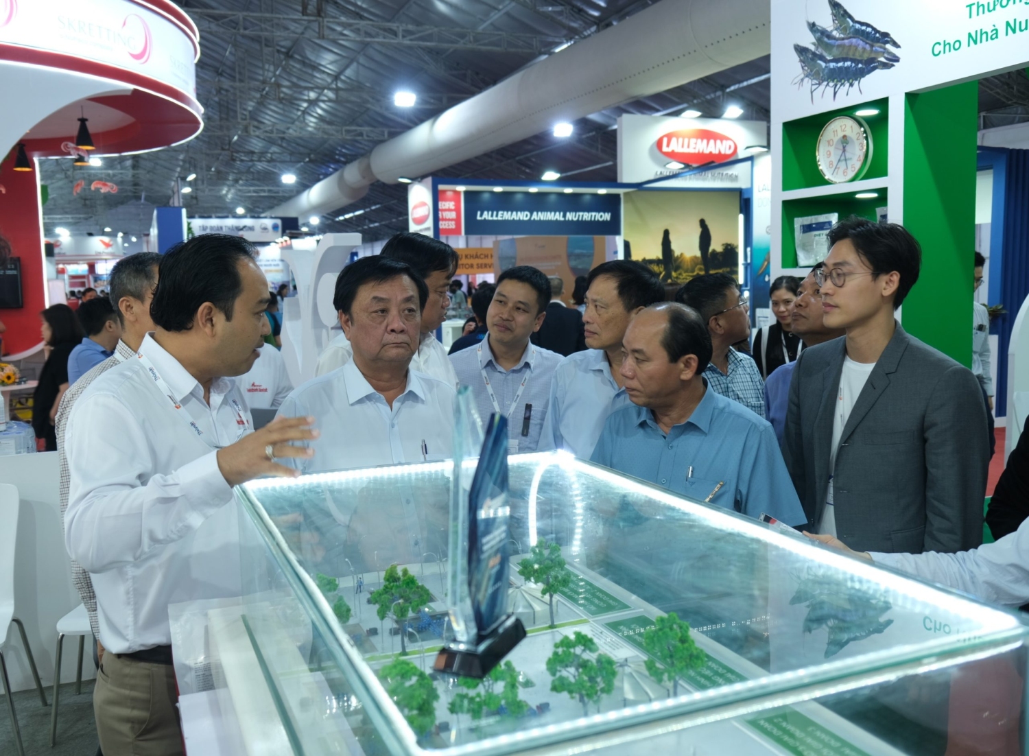 Bộ trưởng Bộ NN&PTNT Lê Minh Hoan lắng nghe các chia sẻ của doanh nghiệp tại Hội chợ VietShrimp 2024
