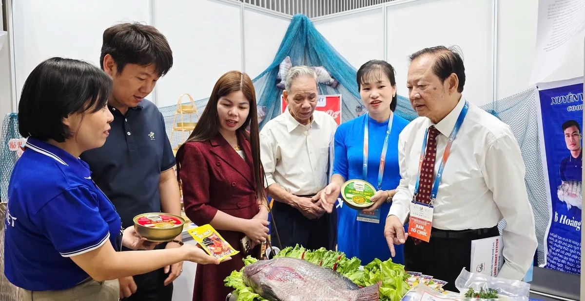 Trong khuôn khổ VinaFIS Expo 2026 diễn ra hội đàm thủy sản khu vực, các đại biểu trong nước và quốc tế tham quan tìm hiểu về ngành thủy sản Việt Nam. Ảnh: Minh Sáng.