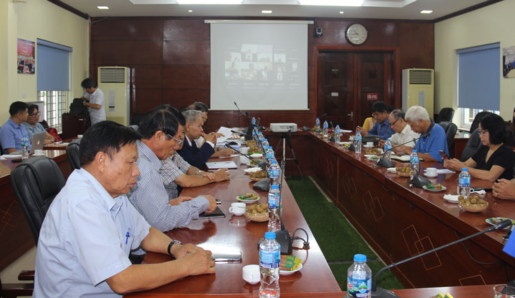 Các đại biểu dự hội nghị trực tiếp và trực tuyến. 