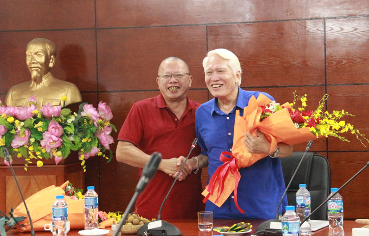 Thay mặt Ban Thư ký, Văn phòng, Tổng Thư ký Nguyễn Hữu Dũng đã tặng hoa và cảm ơn PGS.TS. Nguyễn Chu Hồi vì những đóng góp trong lãnh đạo, chỉ đạo, điều hành các hoạt động của Hội thời gian qua.