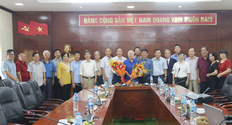 Các đại biểu chụp ảnh lưu niệm.