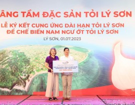 4-Ba-Nguyen-Hoang-Yen-Pho-tong-giam-doc-cap-cao-Cong-ty-Masan-Consumer-trao-tang-500-trieu-dong-de-cung-chung-tay-dong-gop-vao-chuong-trinh-An-sinh-xa-hoi-cua-Huyen-Ly-Son.jpg